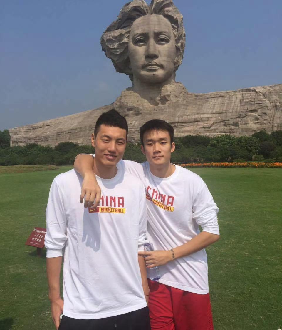 惺惺相惜！丁彦雨航退役，翟晓川发文感慨：
虽然这两年你没打球，但我还是期待那一天