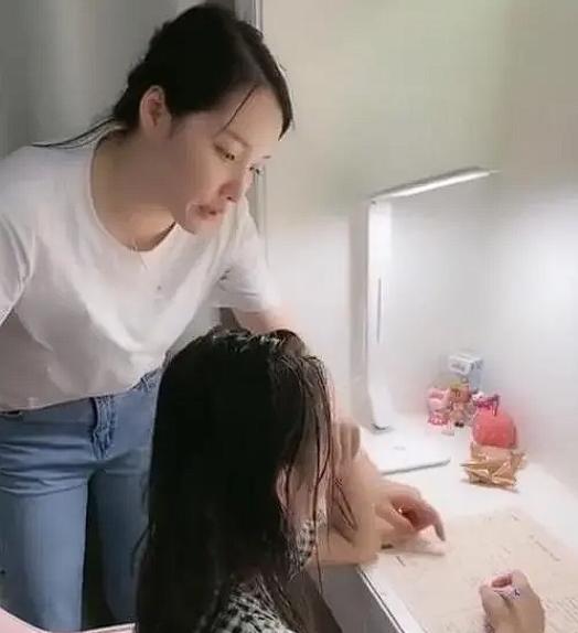 “这是亲妈能干出来的事儿？”河北，一女子在辅导10岁女儿做功课过程中，因女儿迟迟