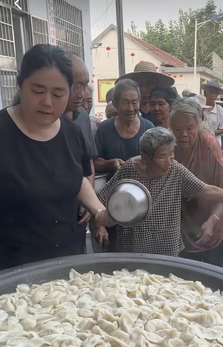 没有最大，只有更大。
某地。免费发放爱心饺子的公益现场。市民拿来装饺子的都是不锈