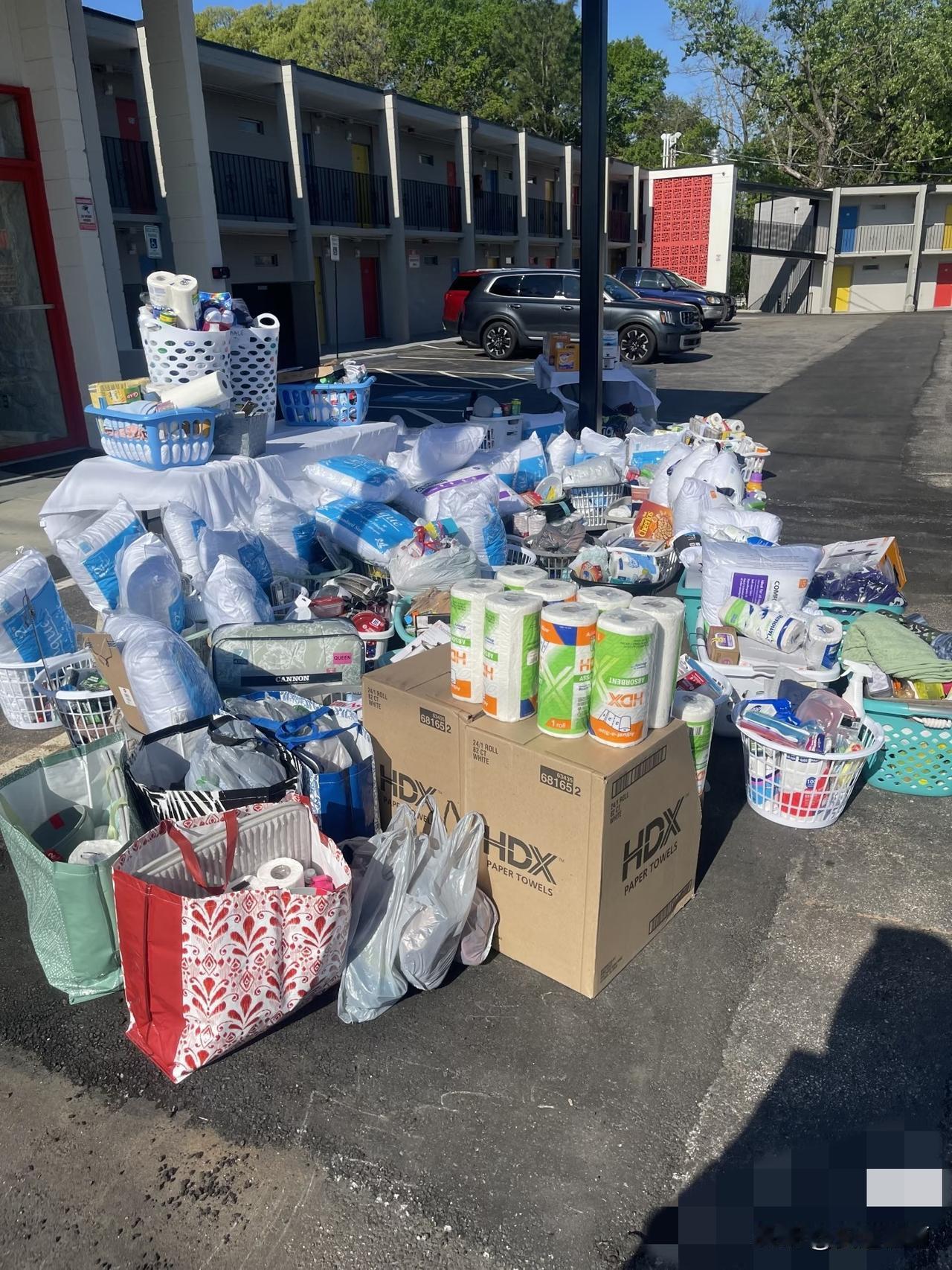 香港火灾发生后，
第一个伸出援手的企业家不是
京东刘强东，也不是王兴，而是

马