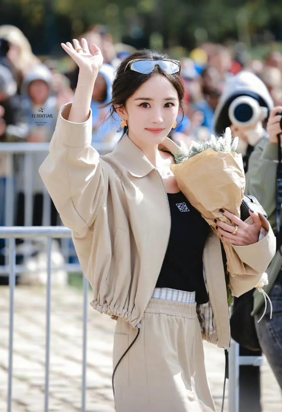 杨幂Loewe下班路透图有！微笑挥手的幂姐，比手捧的鲜花还娇艳动人[送自己一朵花