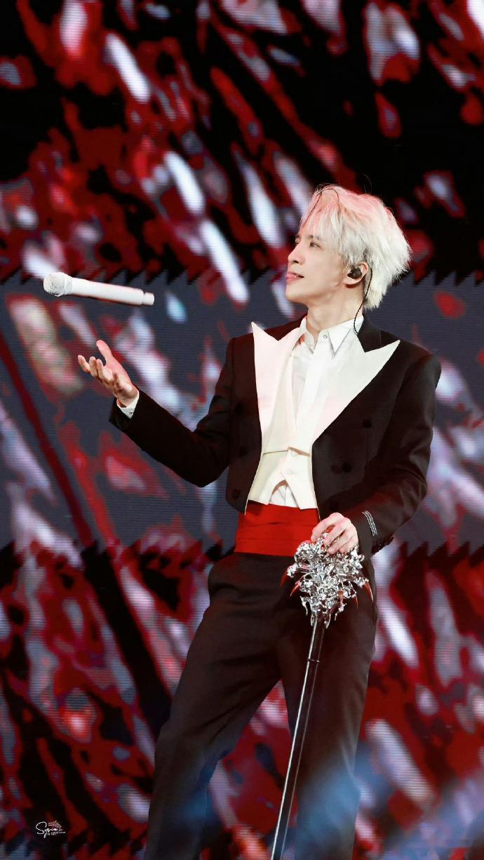 薛之谦抛话筒狂奔薛之谦抛话筒的神速来感受这个抛话筒的神！薛之谦唱完最后一句潇洒抛