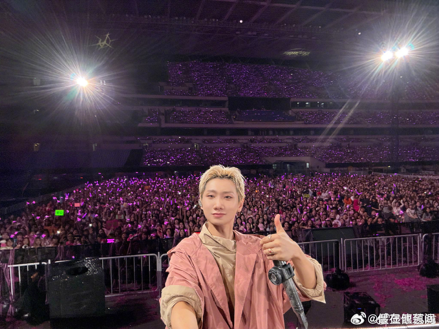 还以为告两人也来汪苏泷演唱会了 脑海已经开始幻想，汪苏泷开唱，告两人上台伴舞，这