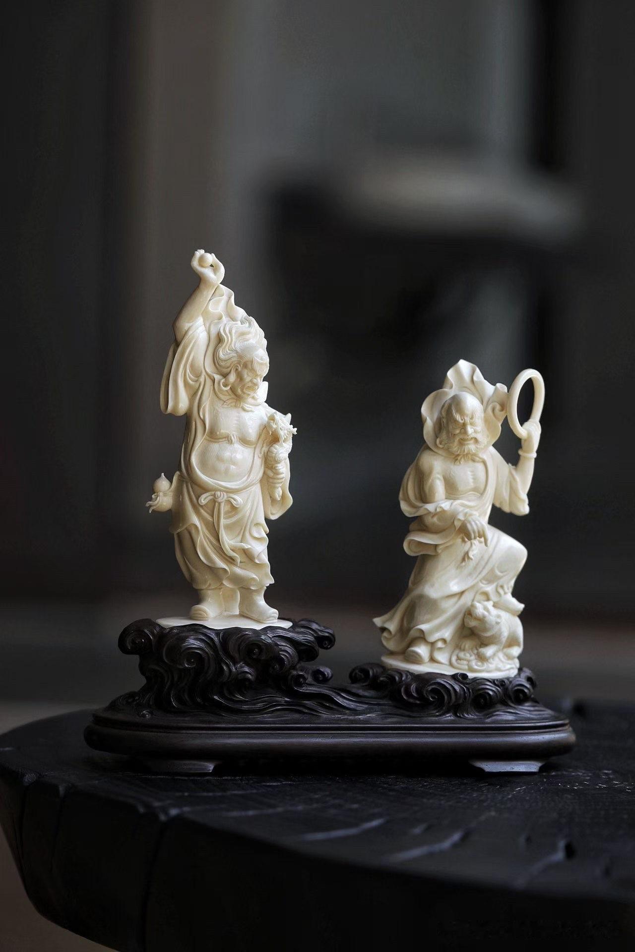 降龙伏虎，是罗汉之名，也是修心之道。

这一组猛犸“降龙·伏虎”罗汉，刀工细腻，