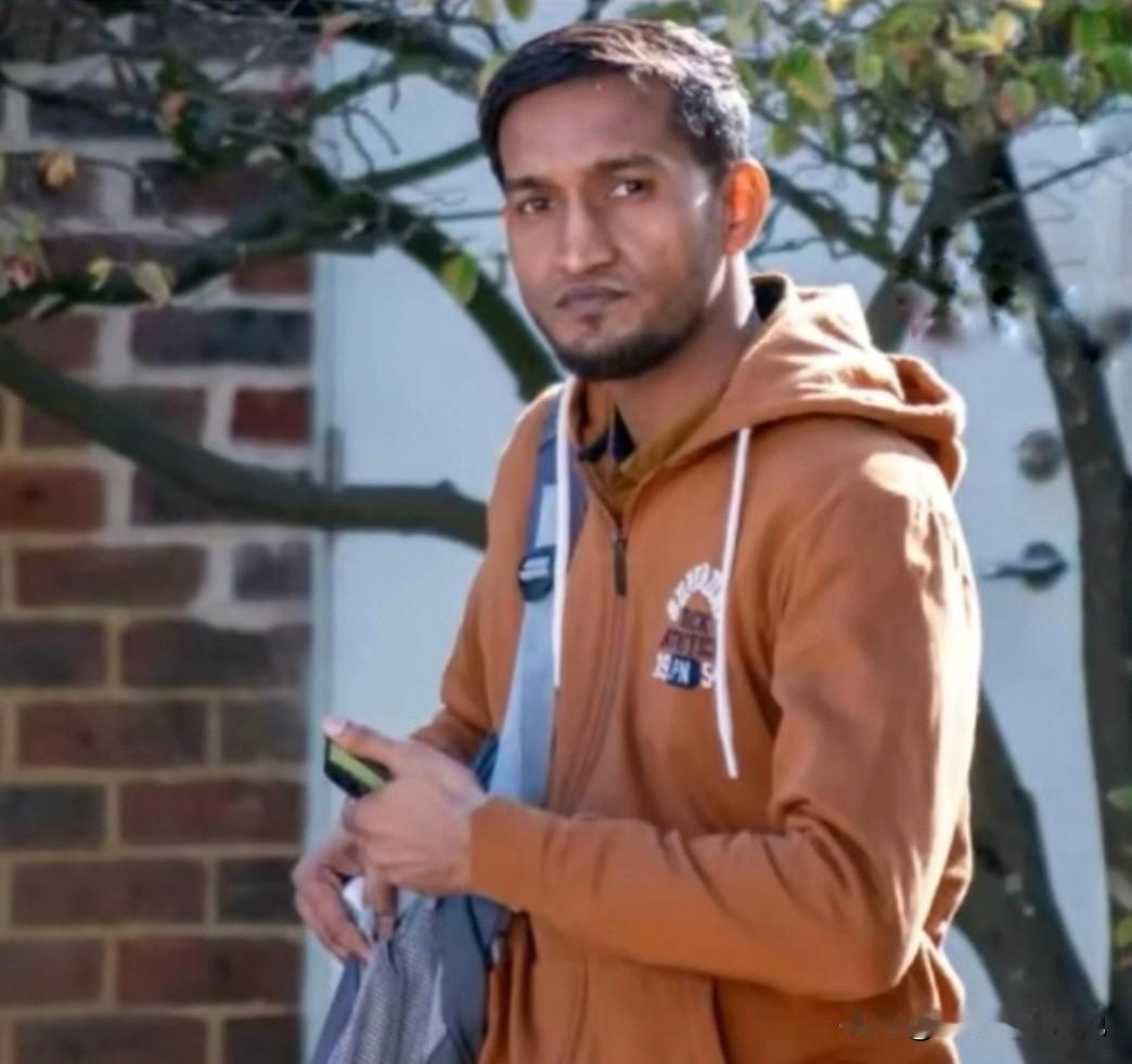 印度男子坐飞机居然兽性大发，对邻座12岁小姑娘伸出魔爪，结果喜提21个月刑期。印