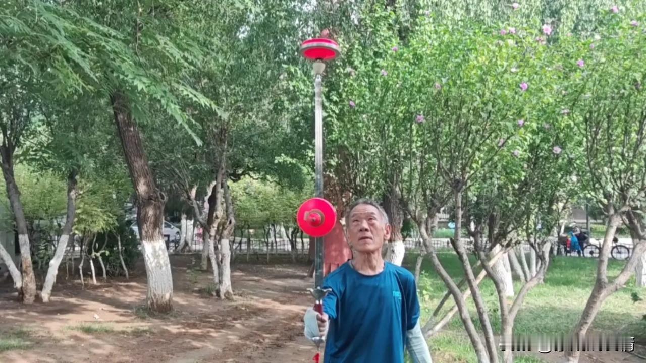 大爷晨练玩点有刺激的…提神儿！[捂脸]