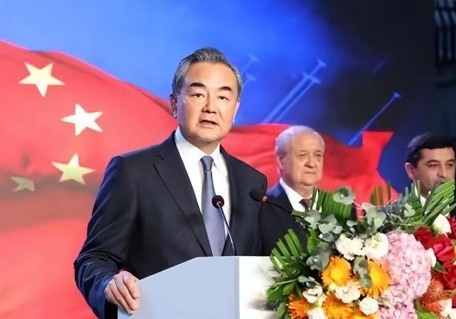 王毅外长对日本首相的最新称呼变了！从直呼其名“高市早苗”改成了“日本现职领导人”