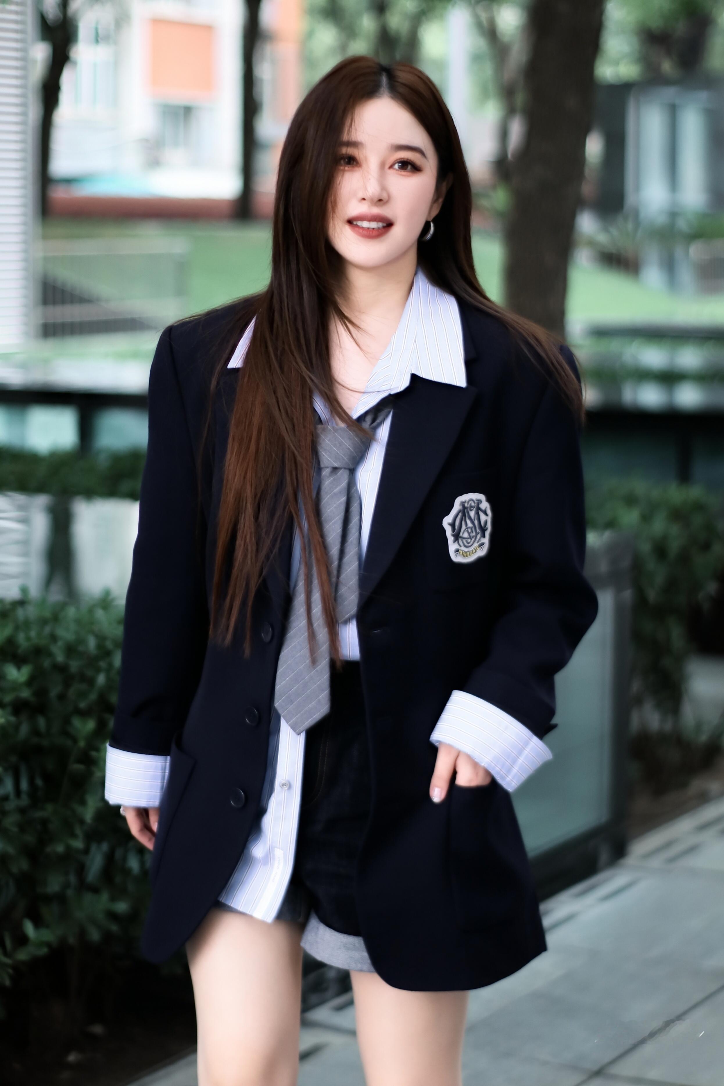 阚清子学姐你太美好了谁能拒绝美式学姐阚清子啊！简简单单一张证件照都能拍出画报质感