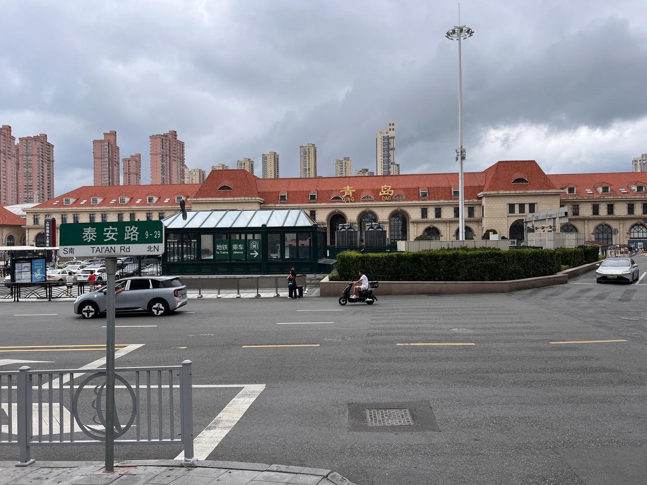 为何说青岛火车站记录着太多聚散两依依？每次路过青岛火车站的时候，总会想起一些从前