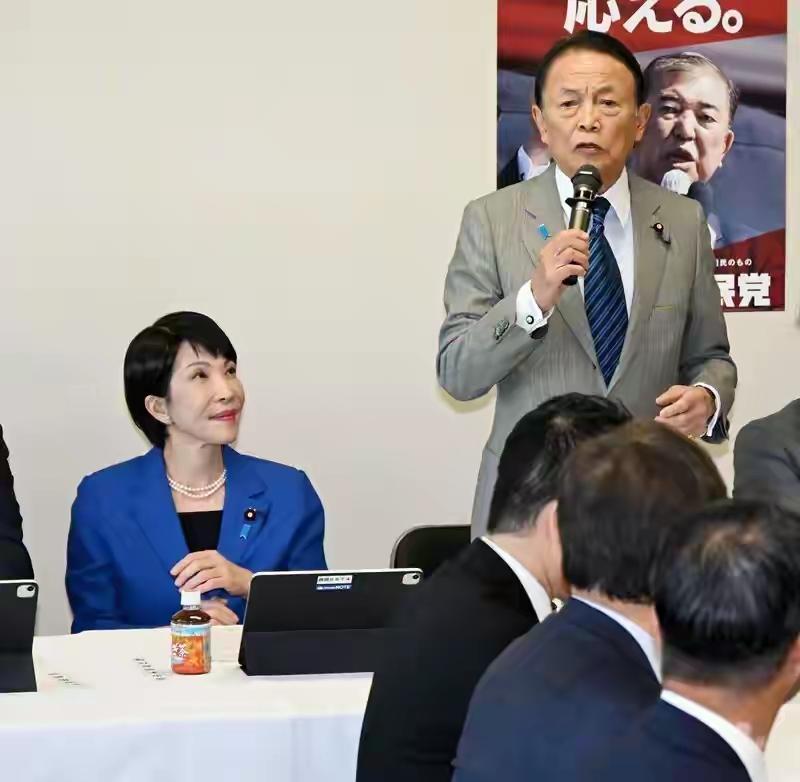 麻生鼓吹对华硬碰硬，实为右翼私心作祟！其最大失算在于，日益清醒的日本民众不愿再被