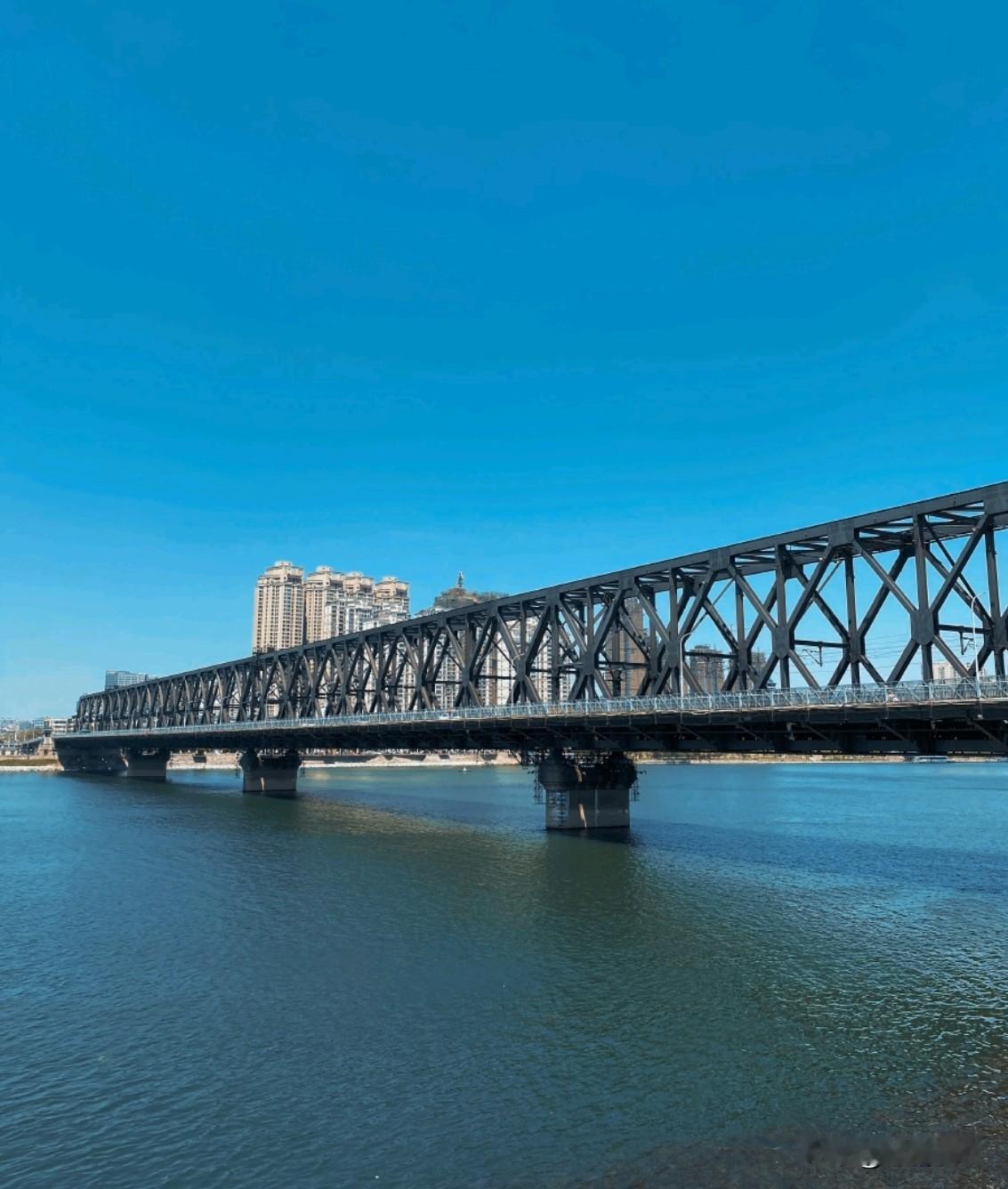 打卡襄阳一桥的复古铁桥真的自带滤镜！日落时分夕阳洒在桥身上，暖黄色的光配上江景，