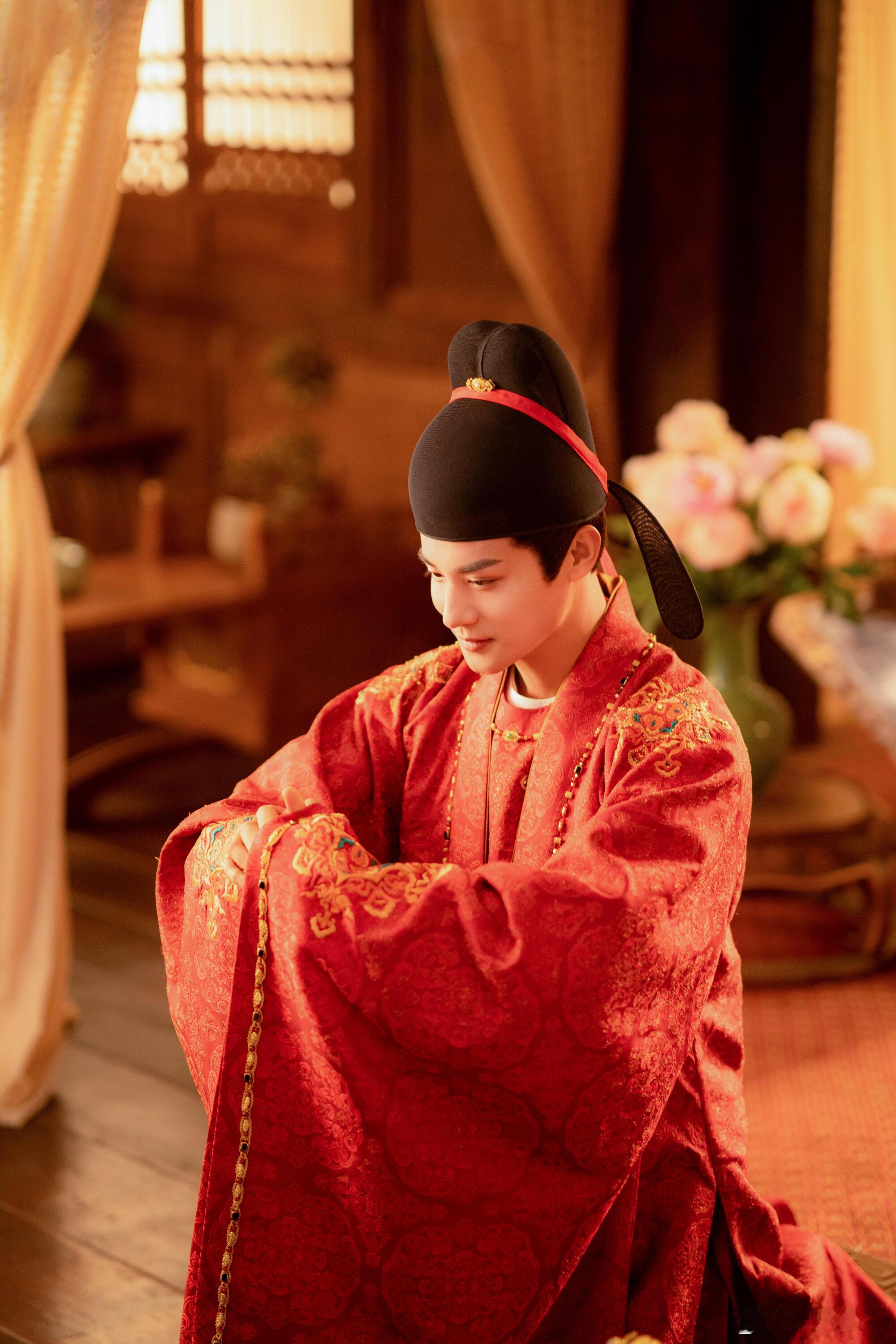 感觉郑业成在剧里的每一套妆造都很有特色，各有各的好，你们最喜欢哪套呢？如果有更好