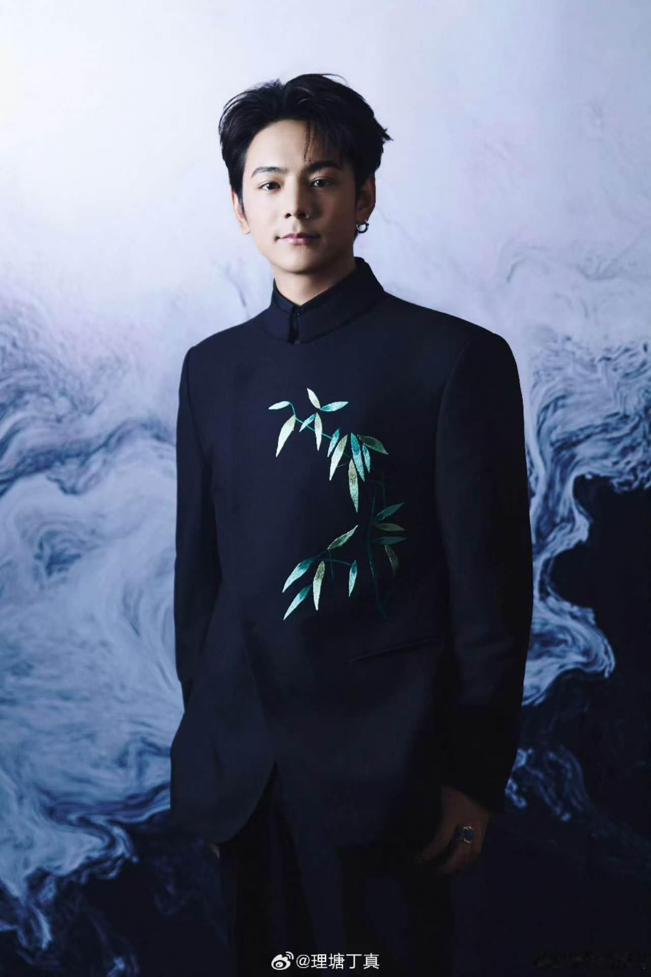 是我低估了丁真卓依娜姆cp感丁真卓依娜姆好纯净的cp感 这么充满了野性和纯真的脸