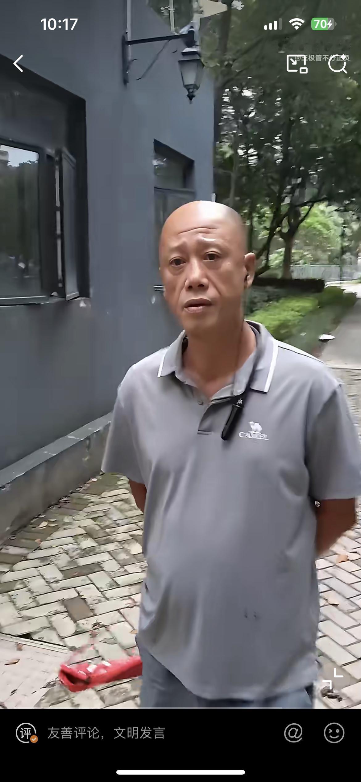 广东清远光头男子遛狗不牵绳，邻居拍照取证被他恐吓威胁，闹到派出所，光头男子也仅被