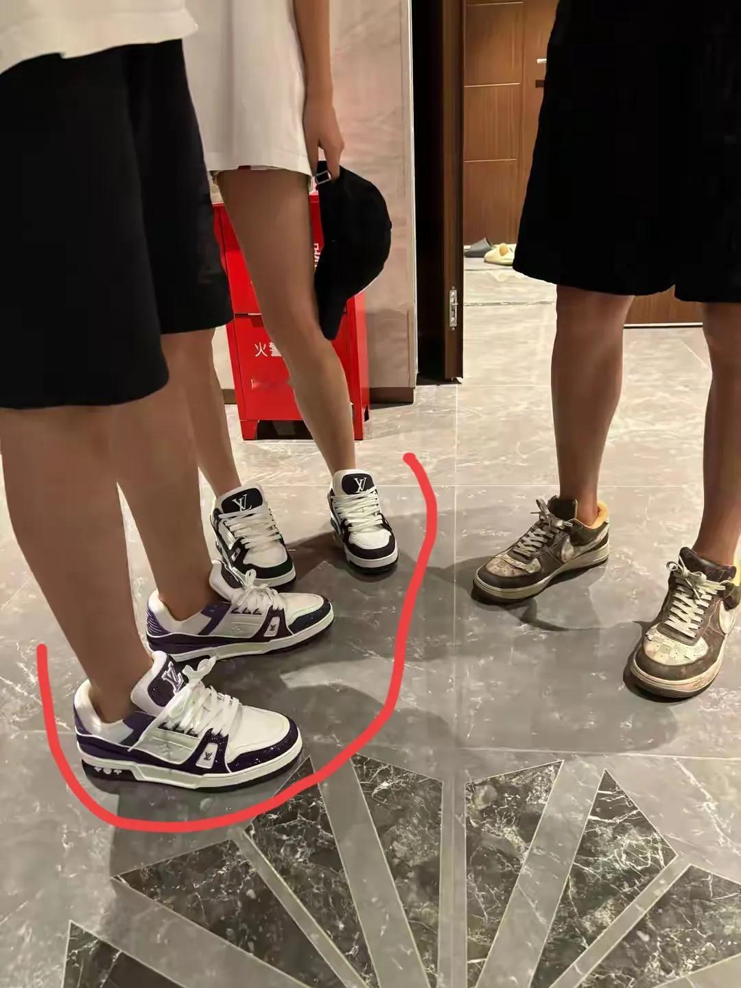 好奇！现在的大学生咋这么有钱……[what]