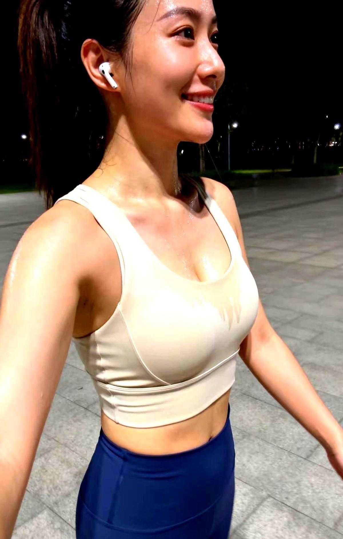 别纠结几点跑，先跑满四次再说。
鞋放门口，下班就出门，别想太多。
跑完睡得香，不