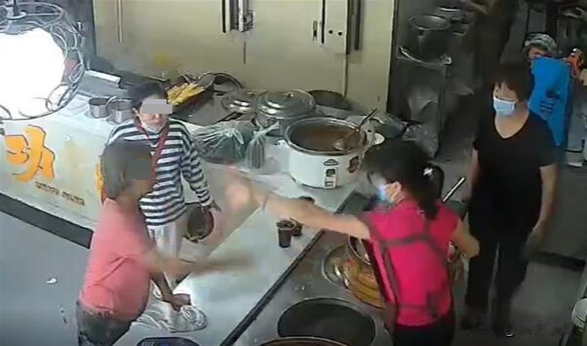 “好人难做！”2022年，河南焦作一家包子店刚开门，一老太便上前讨要包子，店员像