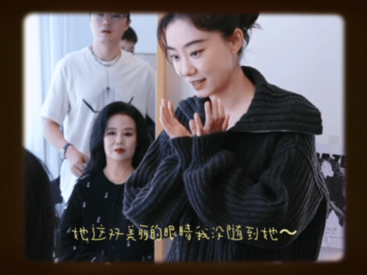 张小斐和妈妈重返旧时光  张小斐跟妈妈拍生日写真啦！老照片的背景氛围真的一下子给