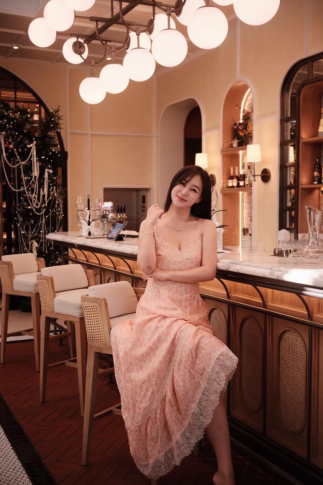 你宛如从古典油画中走出的女神，一袭柔纱长裙如晨曦初绽的玫瑰花瓣，轻盈飘逸间勾勒出