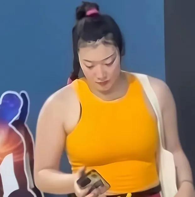 李梦终于开口了。网上骂她这么多年，说她球打得不行，又说她私生活乱，还有说她被国家