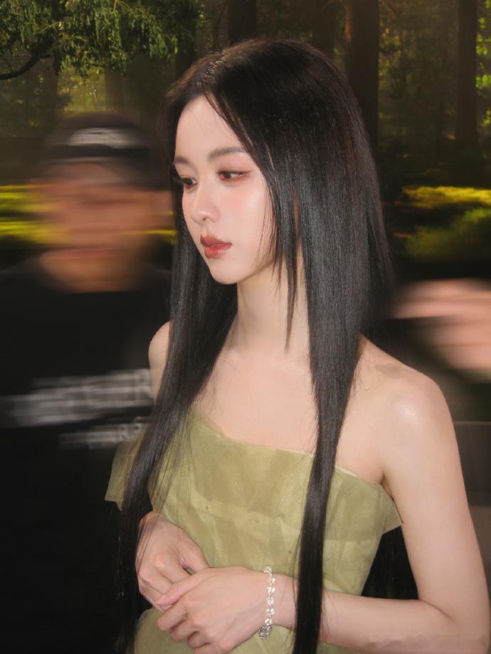 陈都灵十月这组照片陈都灵黑长直绿色薄纱裙 陈都灵十月这组照片，陈都灵黑长直绿色薄