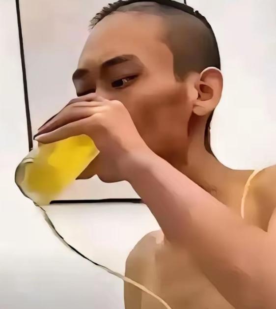 泪目！郑州某医院，一名癌症晚期的中年男子拒绝继续治疗，自己拎着一箱啤酒回到病房，