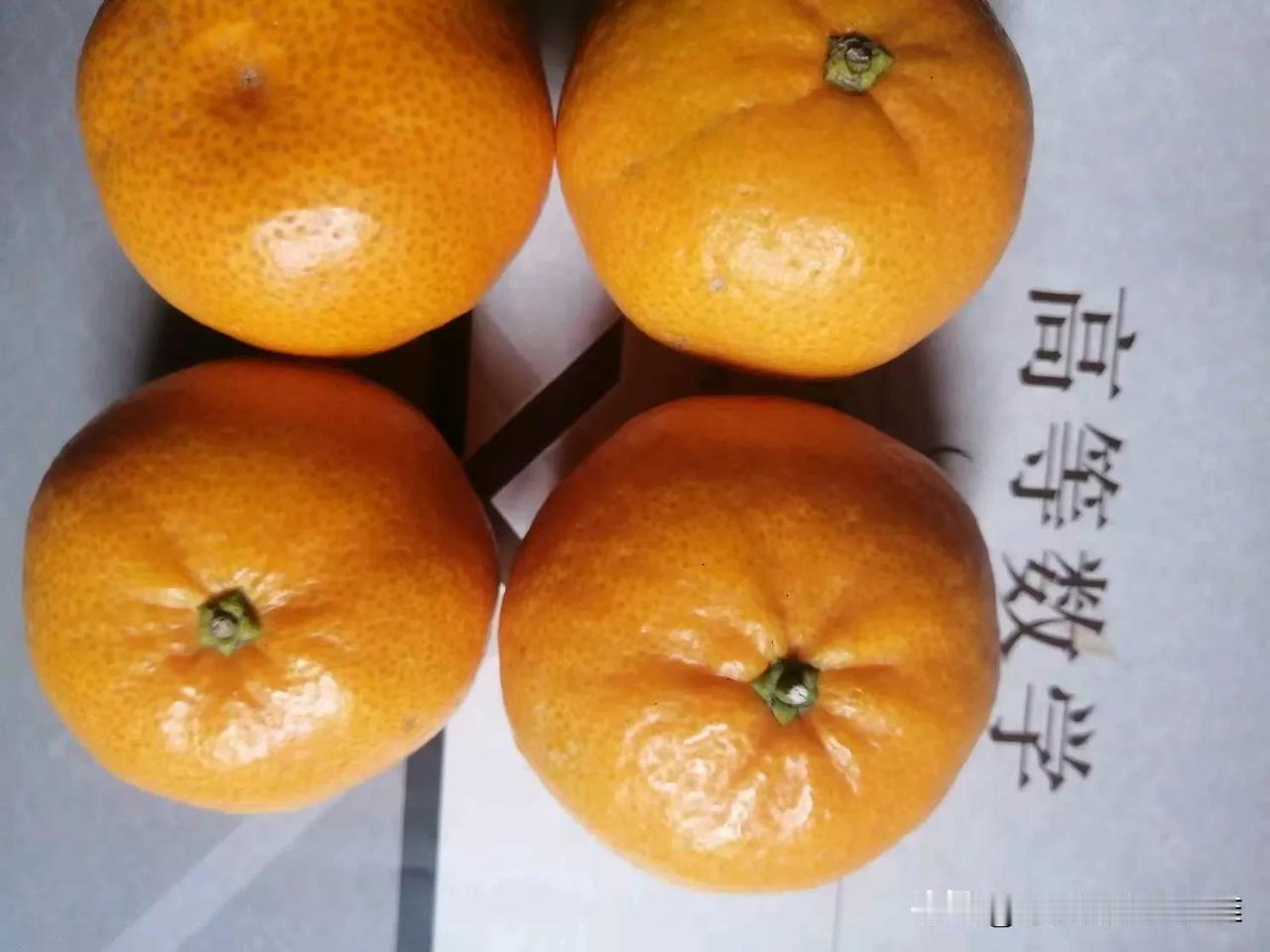 朋友送给我不少美食，虽然是普通的桔子、多味花生和菠萝，但我认为真情无价也是人间美