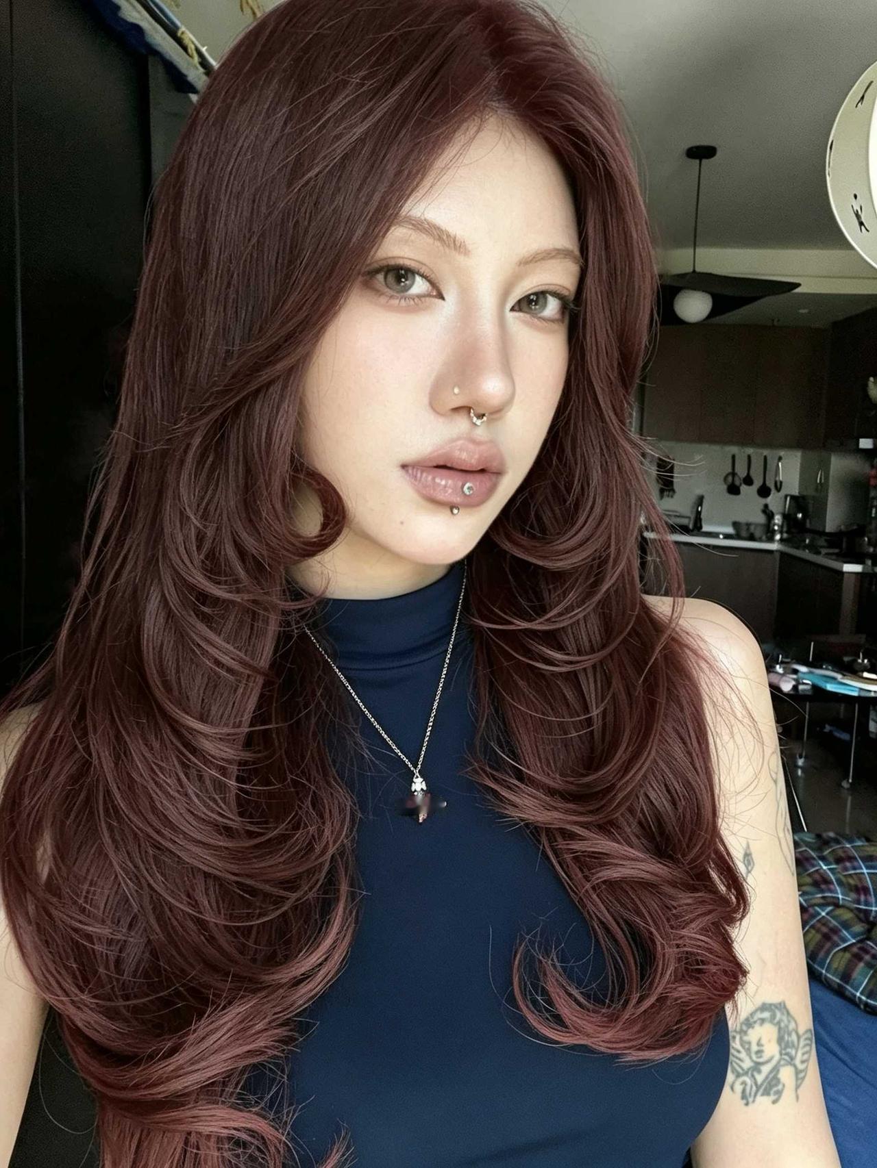 红棕色大波浪发搭配这张脸，既高冷又火辣的气质，真的很有个性。但是嘴唇还打了一颗钉
