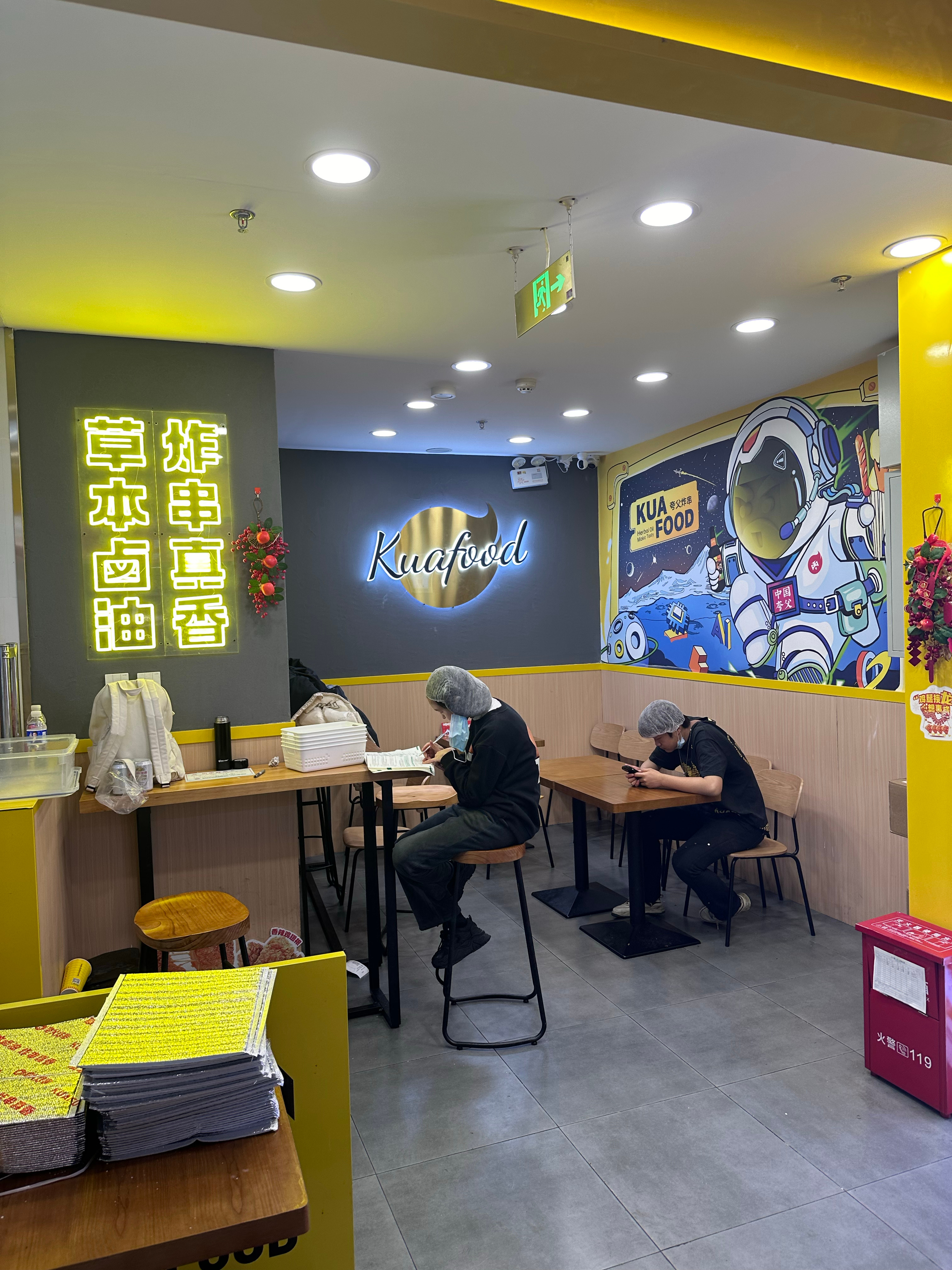 路过一个炸串店看到这一幕内心五味成杂，有感动也有心酸，一个炸串店20出头的小女孩