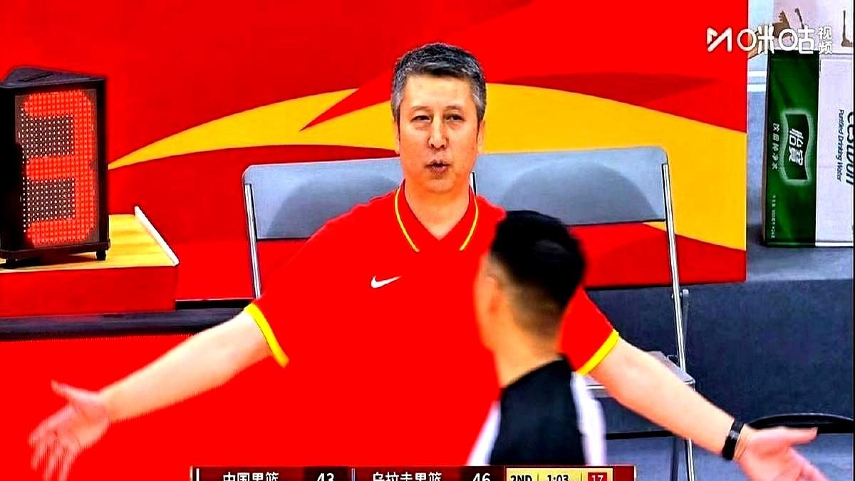 郭士强摊牌了。男篮打完乌拉圭，12人正赛名单彻底浮出水面。

场上没人能把球舒舒