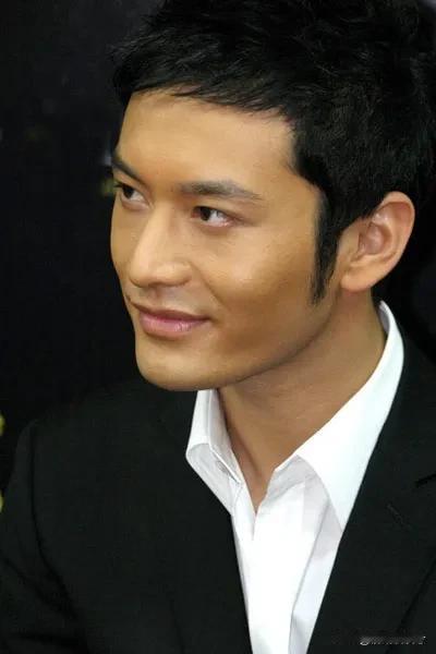 史上最失败的投资
耗费1个亿
上映4天不到367万
《戴假发的人》
生不逢时
晓