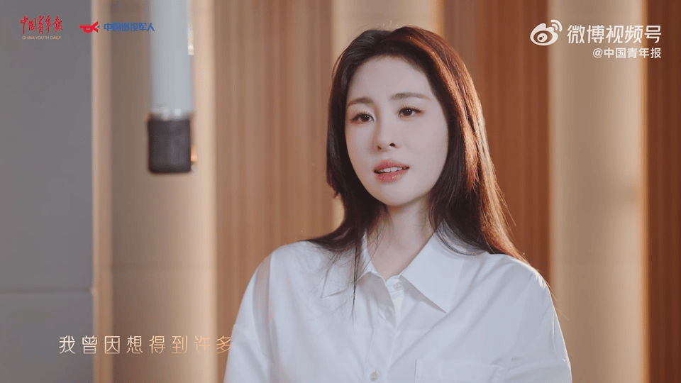 张碧晨献唱五四青年节主题曲张碧晨新歌光阴自有分寸 青春不是年纪，是心里那团火。张