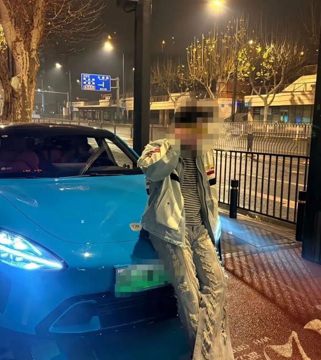 “有格局！”湖北咸宁，一“熊孩子”故意掰坏一辆新能源汽车上的金色“迈巴赫”车标，