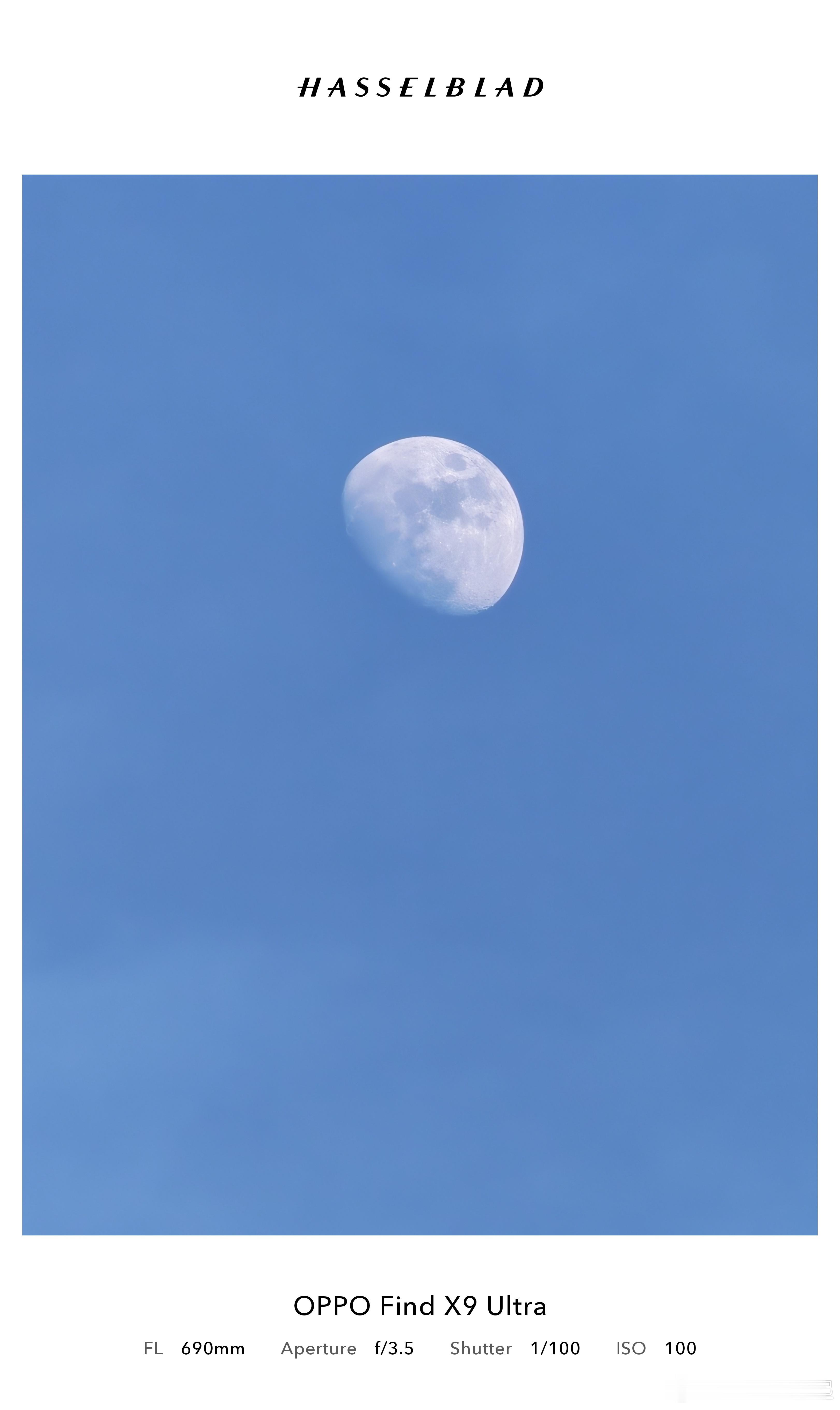 今天的月亮出来的好早啊，太阳都没落山呢 