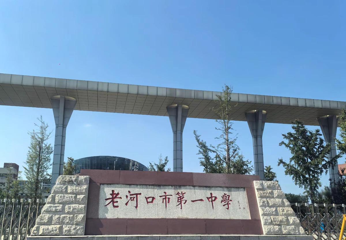 高三最怕的不是题难，是回家先挨骂。

第二句：一张卷子没写完，爸妈的脸先黑了。