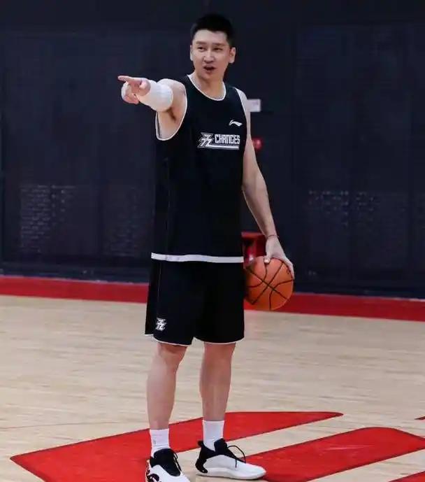 孙悦讲述自己在CBA打球崴了脚，医生会让他打上石膏回家休养三个月，但是在美国湖人