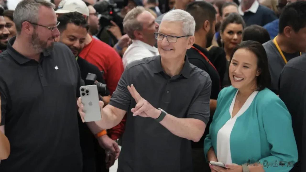 苹果CEO库克释放大量信息：iPhone在中国创纪录 这款产品供不应求。 美国举