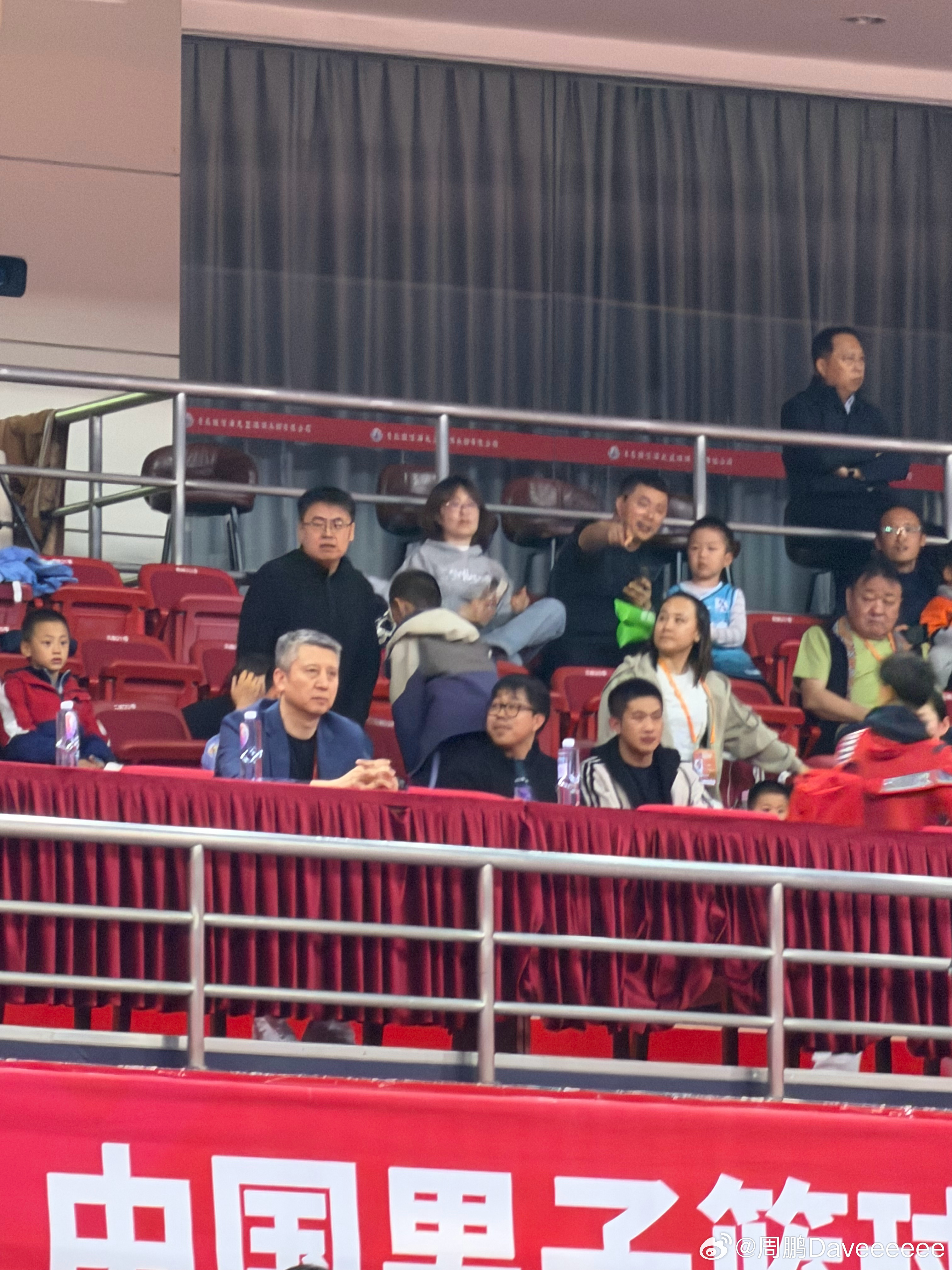 这真是马不停蹄！郭士强指导再次现身国信体育馆，现场观看青岛对阵北控，继续考察队员