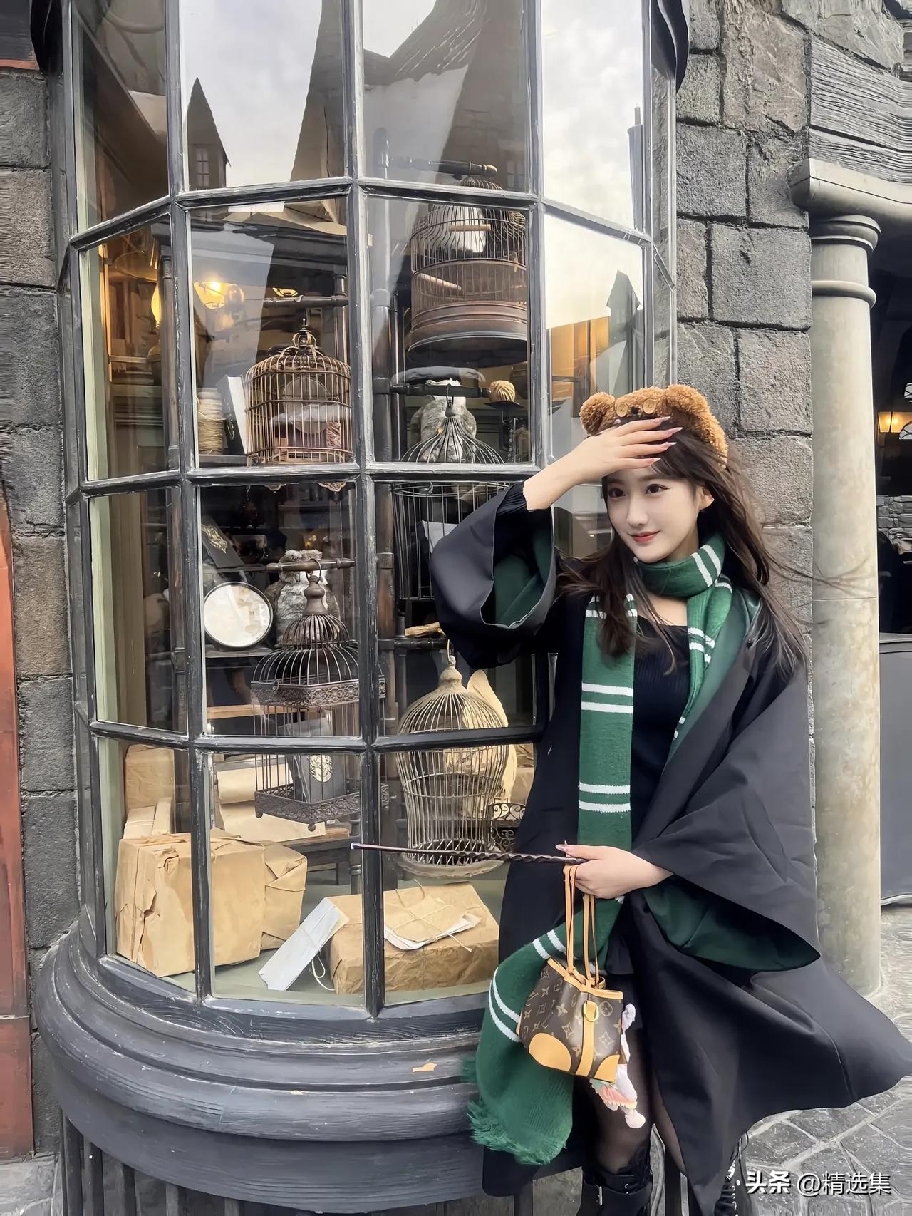 女生亮眼街头美照。