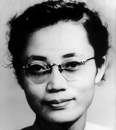 1950年，被折磨到体无完肤的萧明华，听闻敌人要枪自己，突然，抬头说:“我可以招