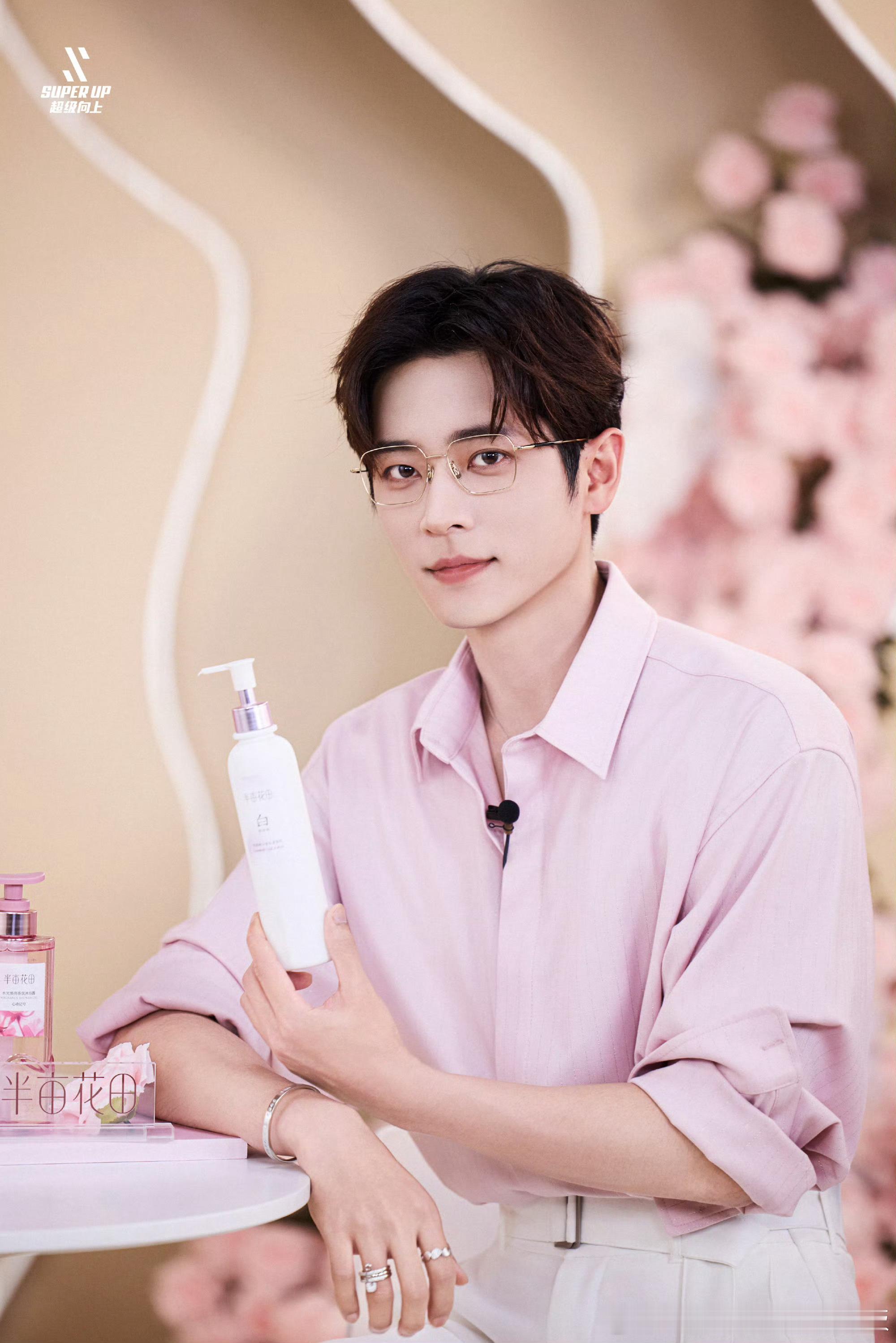 CL CL晚风在这个秋天撞了个满怀，枫叶落于尘，抓不住你的光 只留下记忆里你的眉