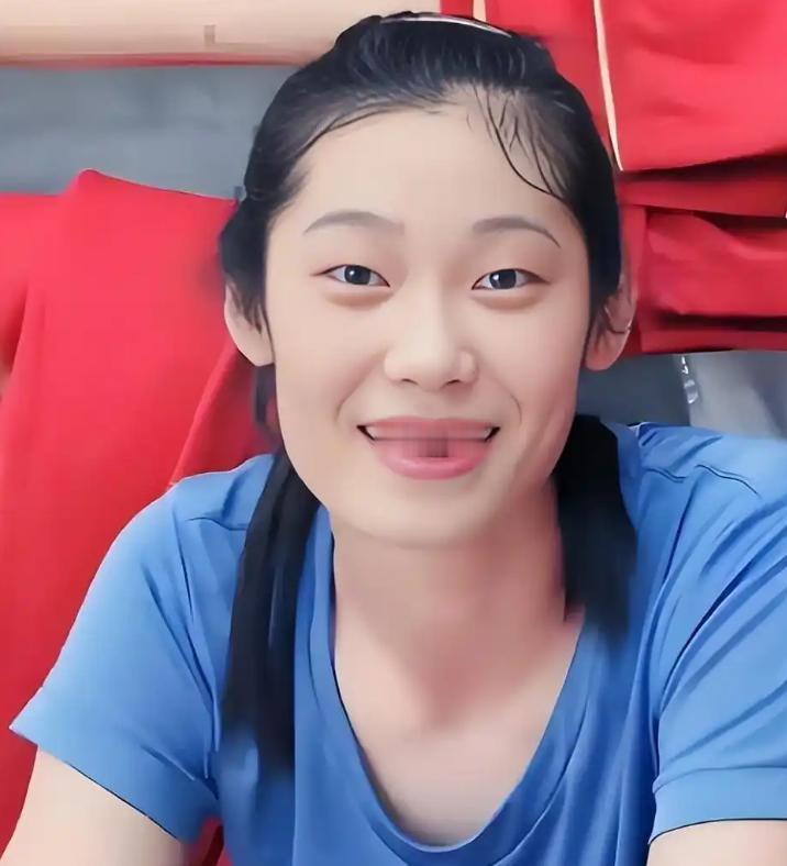中国女排亚丢冠才过2天，郎平也没料到，31岁朱婷，反被全网推上热搜第一。

8月