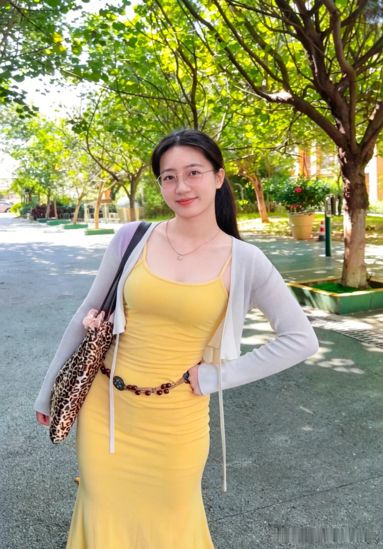 绿树阴中见，黄裙影里行。
