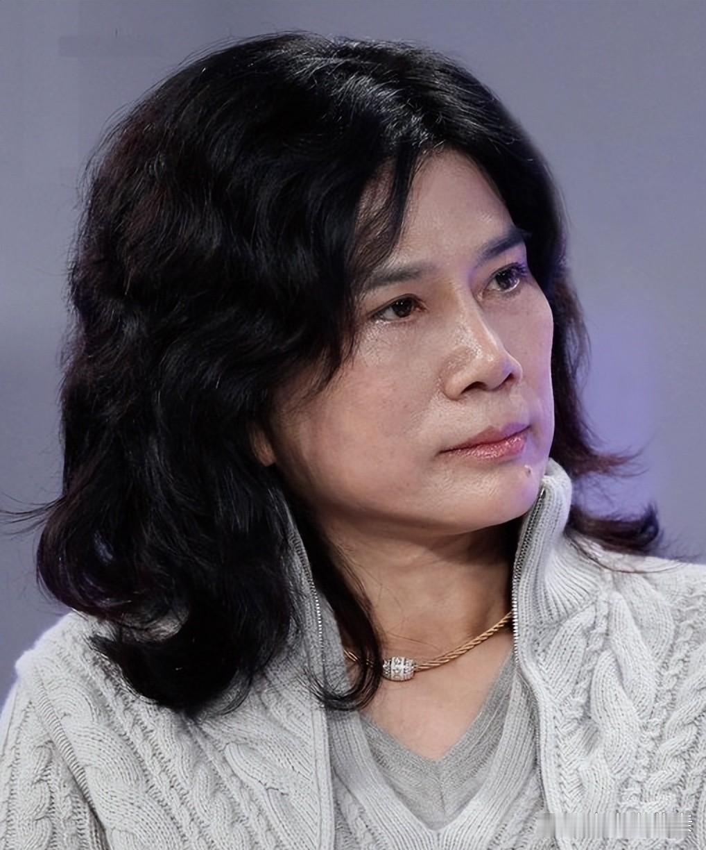身价百亿的格力掌门人董明珠低调回乡扫墓，远远瞧见亲哥哥迎面走来，本想上前打个招呼