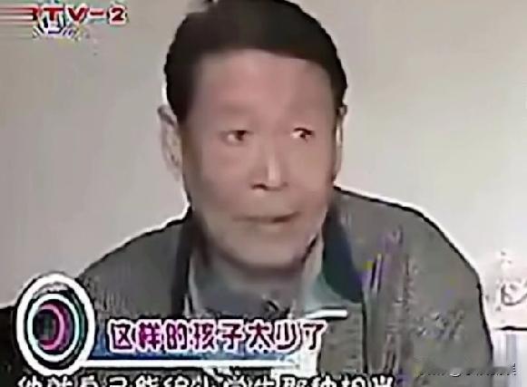 郭德刚一张脸藏两大玄机：眼睛耳朵活像爹的精气神影，鼻子嘴分明是娘的烙印。
翻看老