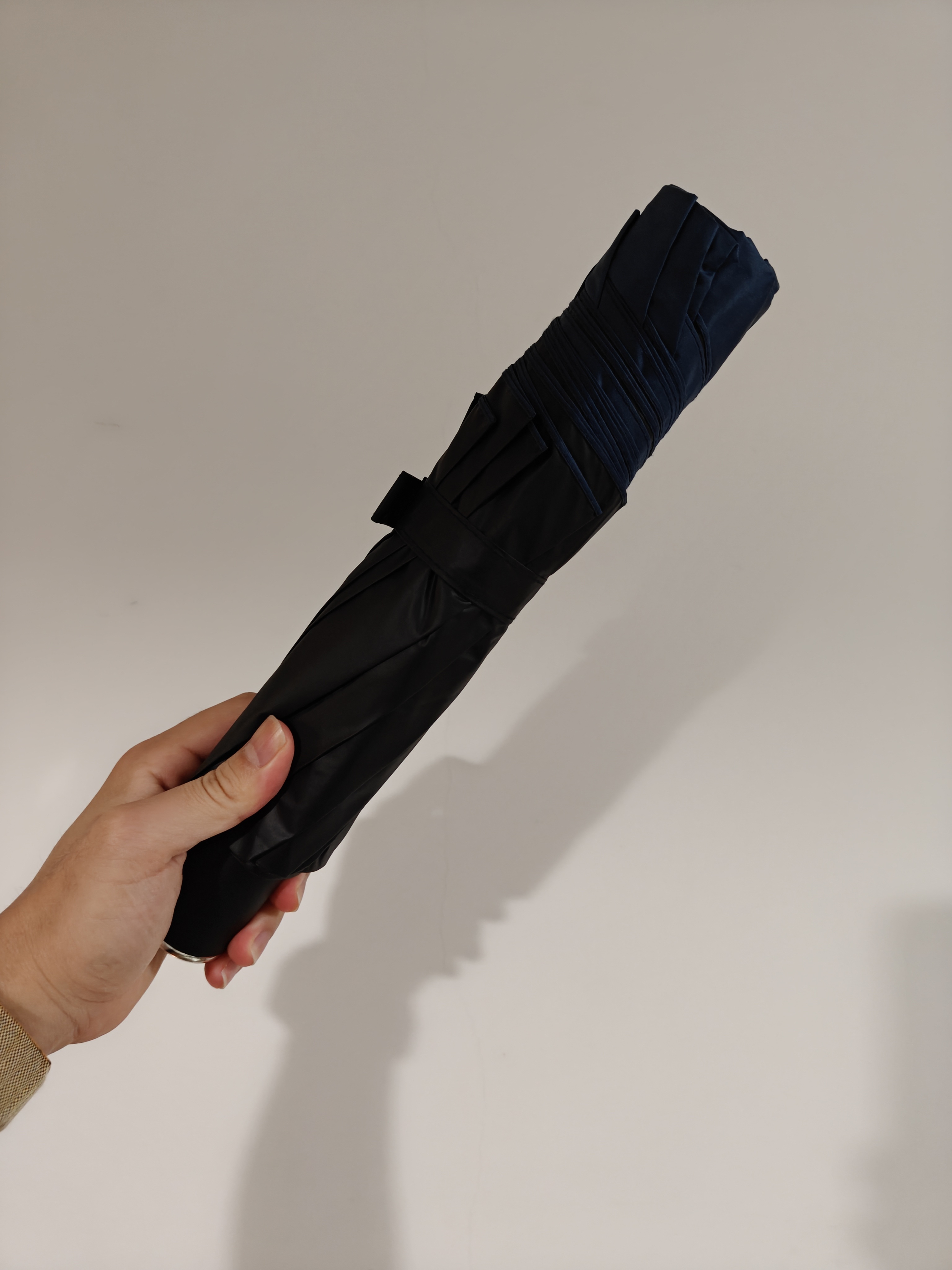 之前特斯拉送的伞伞柄融化了，寻思在京东买了把米波迪反向折叠的伞，这质量真垃圾可以