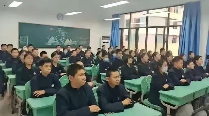 据说这是某学校的校服，也不知道校领导的眼光是出于什么考虑的，怎么会这么设计。老师