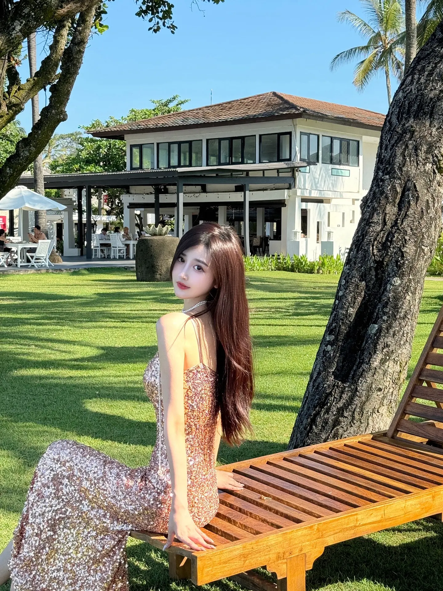 你把右手放在我左肩。轻声对我说了声抱歉