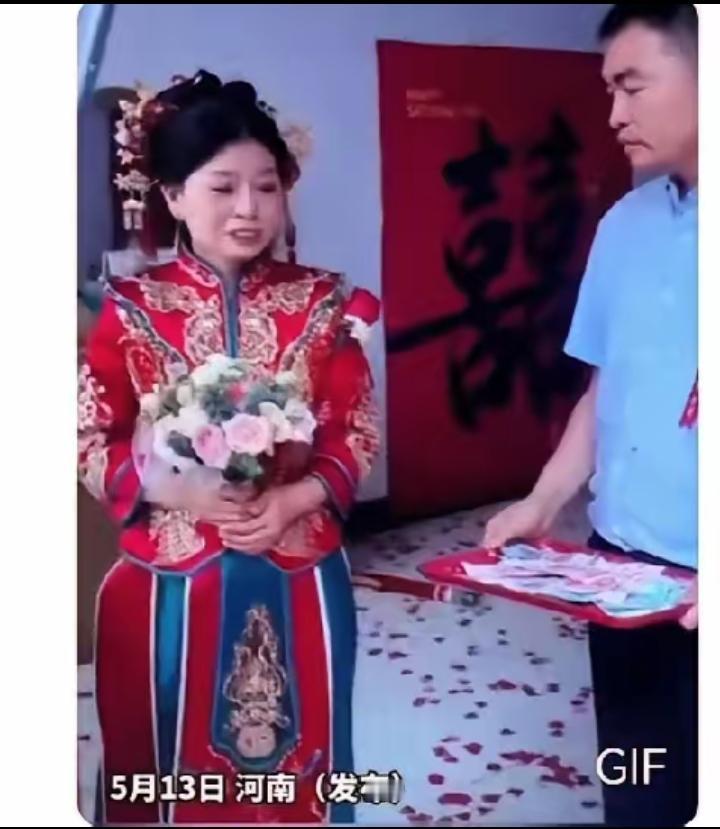 泪目！河南，一名女子结婚，但因为父母已经离世，所以送女子出嫁的责任就放到了哥哥的
