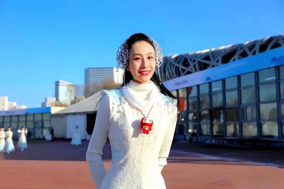 好家伙，昨晚看新闻，差点以为自己眼花了。
央视新闻主播台，坐着一张新面孔，特年轻